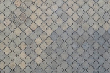 Ritmik bir mozaik doku beton döşeme yapılmış. Geniş bir alana eski ve hasarlı gri arka plan görüntüsü
