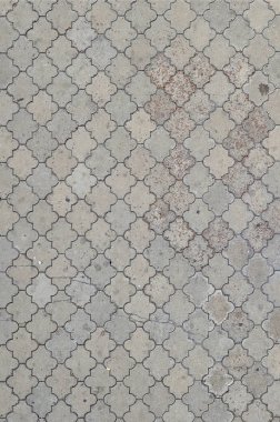 Ritmik bir mozaik doku beton döşeme yapılmış. Geniş bir alana eski ve hasarlı gri arka plan görüntüsü