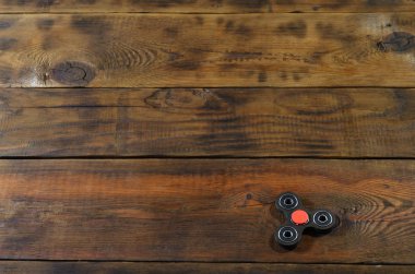 Bir nadir el yapımı ahşap topluca spinner kahverengi ahşap zemin yüzeyinde yer alır. Trendy stres giderici oyuncak