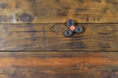 Popüler parmak spinner aygıt. Modern topluca iplik oyuncak yatakları üzerinde. Elinde sıralayacağız ve serin yeni püf noktaları öğrenin. Bu yeni dönen becerikli alet ile eğlenin