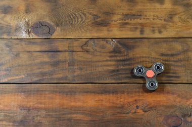 Bir nadir el yapımı ahşap topluca spinner kahverengi ahşap zemin yüzeyinde yer alır. Trendy stres giderici oyuncak
