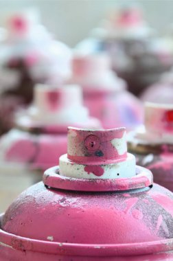 Bir sürü kirli ve kullanılan aerosol kutular parlak pembe boya. Makro fotoğraf alan sığ derinliği ile. Sprey başlığı tarih seçici odak