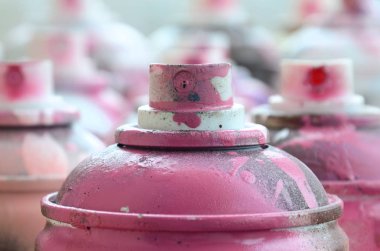 Bir sürü kirli ve kullanılan aerosol kutular parlak pembe boya. Makro fotoğraf alan sığ derinliği ile. Sprey başlığı tarih seçici odak