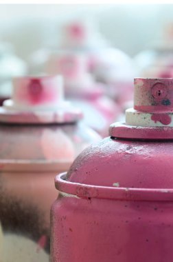 Bir sürü kirli ve kullanılan aerosol kutular parlak pembe boya. Makro fotoğraf alan sığ derinliği ile. Sprey başlığı tarih seçici odak
