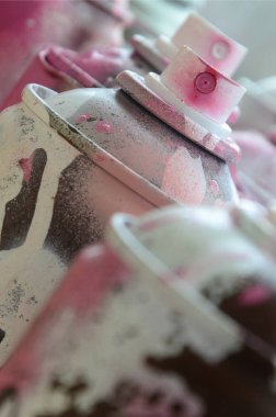 Bir sürü kirli ve kullanılan aerosol kutular parlak pembe boya. Makro fotoğraf alan sığ derinliği ile. Sprey başlığı tarih seçici odak