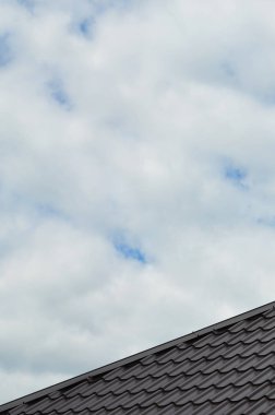 Kahverengi kiremit veya zona evin arka plan resmi olarak. Yeni kahverengi klasik tarzı çatı malzeme doku deseninin gerçek ev üst üste