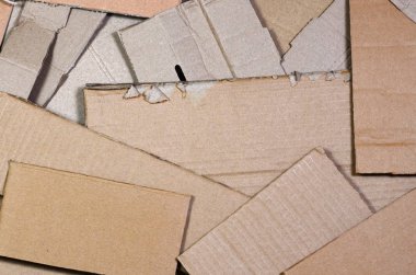 Bir sürü ev aletleri ve posta paketleri taşıma kutuları yapmak için kullanılan bej karton kağıt arka plan görüntüsü. Karton doku