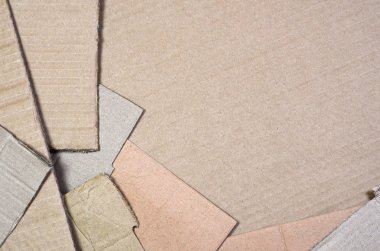 Bir sürü ev aletleri ve posta paketleri taşıma kutuları yapmak için kullanılan bej karton kağıt arka plan görüntüsü. Karton doku