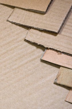 Bir sürü ev aletleri ve posta paketleri taşıma kutuları yapmak için kullanılan bej karton kağıt arka plan görüntüsü. Karton doku