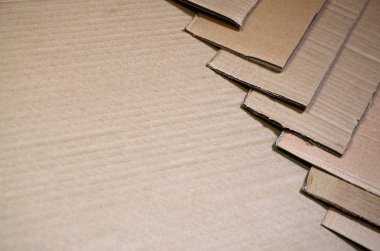 Bir sürü ev aletleri ve posta paketleri taşıma kutuları yapmak için kullanılan bej karton kağıt arka plan görüntüsü. Karton doku