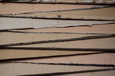 Bir sürü ev aletleri ve posta paketleri taşıma kutuları yapmak için kullanılan bej karton kağıt arka plan görüntüsü. Karton doku