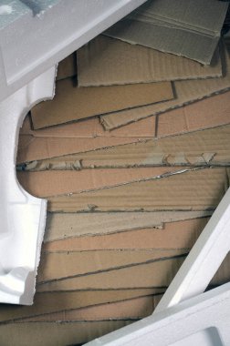 Arka plan resmi bej karton kağıt ve strafor kutuları disgarded çöp olarak bir sürü ile. Yeni ev aletleri karton kutudan açma kavramı