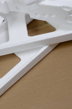 Arka plan görüntüsü ile bej karton kağıt ve strafor kutuları disgarded çöp olarak. Yeni ev aletleri karton kutudan açma kavramı