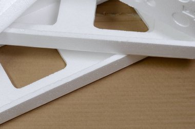 Arka plan görüntüsü ile bej karton kağıt ve strafor kutuları disgarded çöp olarak. Yeni ev aletleri karton kutudan açma kavramı