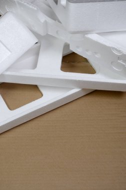 Arka plan görüntüsü ile bej karton kağıt ve strafor kutuları disgarded çöp olarak. Yeni ev aletleri karton kutudan açma kavramı
