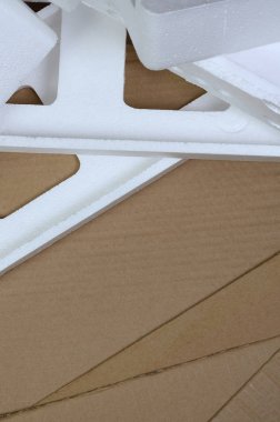 Arka plan görüntüsü ile bej karton kağıt ve strafor kutuları disgarded çöp olarak. Yeni ev aletleri karton kutudan açma kavramı