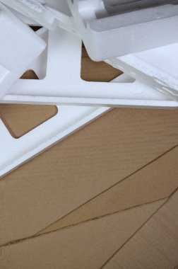 Arka plan görüntüsü ile bej karton kağıt ve strafor kutuları disgarded çöp olarak. Yeni ev aletleri karton kutudan açma kavramı