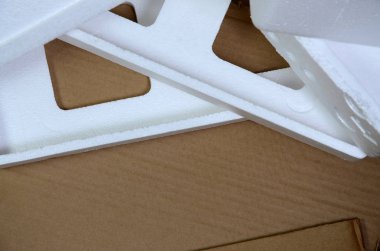 Arka plan görüntüsü ile bej karton kağıt ve strafor kutuları disgarded çöp olarak. Yeni ev aletleri karton kutudan açma kavramı