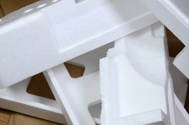 Arka plan görüntüsü ile bej karton kağıt ve strafor kutuları disgarded çöp olarak. Yeni ev aletleri karton kutudan açma kavramı