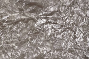 Doku yüzeyinin beyaz buruşuk selofan saydam güneş ışığı. Paketleme, neden olduğu zararlara karşı ürün koruma malzemeleri kavramı