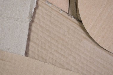 Bir sürü ev aletleri ve posta paketleri taşıma kutuları yapmak için kullanılan bej karton kağıt arka plan görüntüsü. Karton doku
