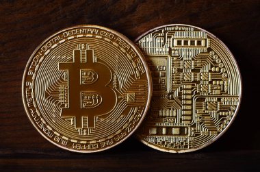 İki yeni altın fiziksel bitcoins yalanlar üzerine koyu ahşap amaç, yakın çekim. Yüksek çözünürlüklü fotoğraf. Cryptocurrency incelemesi kavramı