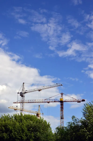 Torres Grúa Construcción Alta Pesada Contra Cielo Azul —  Fotos de Stock