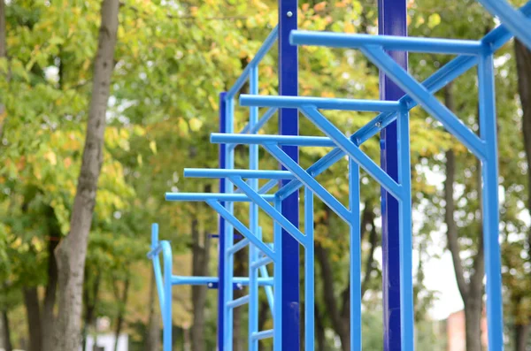 Blauwe Metalen Buizen Cross Bars Tegen Een Straat Sportveld Voor — Stockfoto