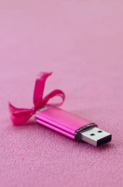Brillante Tarjeta Memoria Flash Usb Rosa Con Arco Rosa Encuentra —  Fotos de Stock