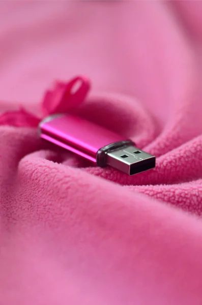 Parlak Pembe Usb Flash Bellek Kartı Pembe Bir Yay Ile — Stok fotoğraf