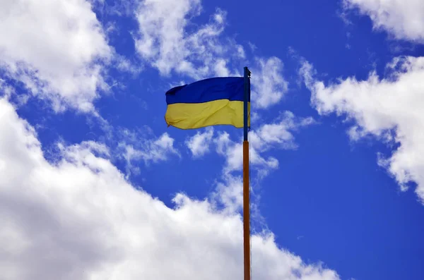 Украинский Флаг Против Голубого Неба Облаками Официальный Флаг Украинского Государства — стоковое фото