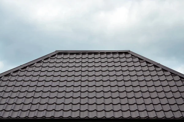 茶色の屋根瓦や背景画像として家の屋根 新しい茶色の古典的なスタイルの屋根ふき材料実際家の模様を重複 — ストック写真