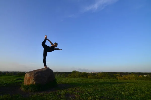 Silhouette Giovane Ragazza Bionda Tuta Sportiva Pratica Yoga Una Pittoresca — Foto Stock