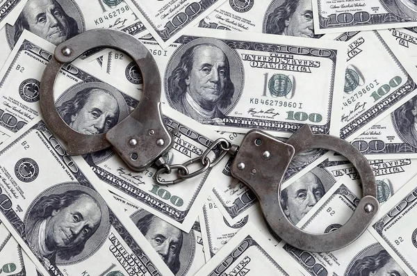 Auf Vielen Dollarscheinen Liegen Polizeihandschellen Das Konzept Des Illegalen Besitzes — Stockfoto