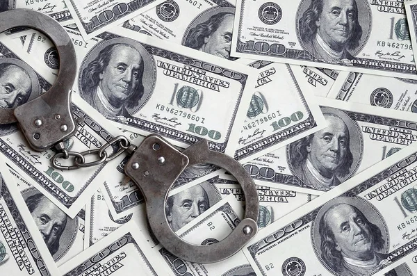 Policejní Pouta Lež Spoustu Dolarových Bankovek Pojem Nelegální Držení Peněz — Stock fotografie