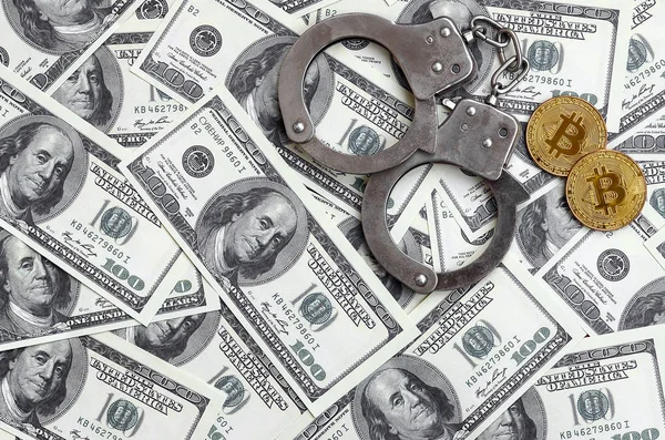 警方的手铐和比特币在大量的钞票上 Cryptocurrency 采矿与比特币经营中法律问题的概念 — 图库照片