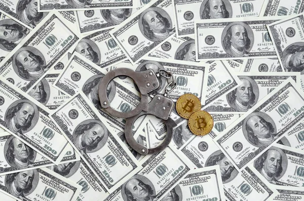 警方的手铐和比特币在大量的钞票上 Cryptocurrency 采矿与比特币经营中法律问题的概念 — 图库照片