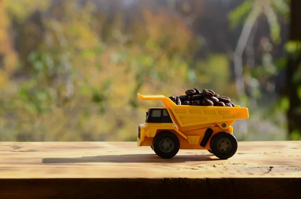 Ένα Μικρό Κίτρινο Παιχνίδι Φορτηγό Είναι Φορτωμένο Κόκκους Καφέ Καφέ — Φωτογραφία Αρχείου
