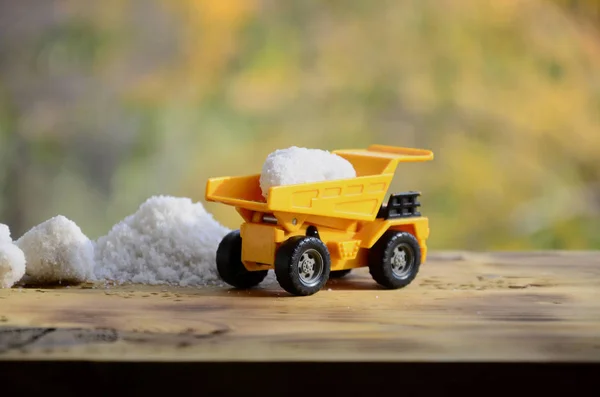 Piccolo Camion Giocattolo Giallo Caricato Con Una Pietra Sale Bianco — Foto Stock