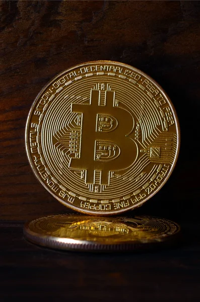 Dois Novos Bitcoins Físicos Dourados Encontra Backgound Madeira Escura Close — Fotografia de Stock