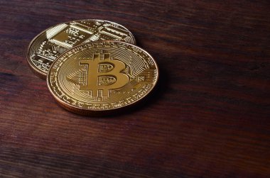 İki yeni altın fiziksel bitcoins yalanlar üzerine koyu ahşap amaç, yakın çekim. Yüksek çözünürlüklü fotoğraf. Cryptocurrency incelemesi kavramı