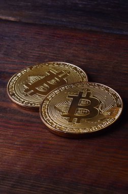 İki yeni altın fiziksel bitcoins yalanlar üzerine koyu ahşap amaç, yakın çekim. Yüksek çözünürlüklü fotoğraf. Cryptocurrency incelemesi kavramı