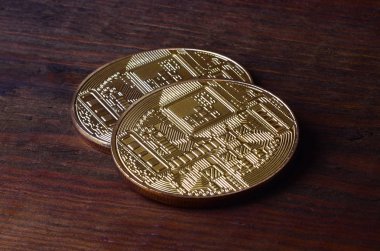 İki yeni altın fiziksel bitcoins yalanlar üzerine koyu ahşap amaç, yakın çekim. Yüksek çözünürlüklü fotoğraf. Cryptocurrency incelemesi kavramı