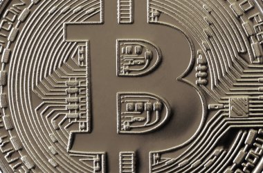Makro fotoğrafçılık, gümüş bitcoin. Parlak metal doku kadar kapatın. İş ve modern teknolojik altyapı. Cryptocurrency incelemesi kavramı