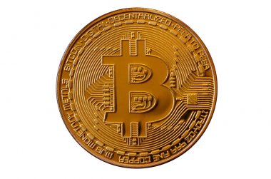 Bitcoin. Fiziksel bit sikke. Dijital para. Cryptocurrency incelemesi kavramı. Beyaz arka plan üzerinde izole bitcoin sembolleri ile altın sikke