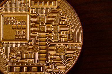 Bir yeni altın fiziksel bitcoin koyu ahşap artalan üzerinde yatıyor, yakın çekim. Yüksek çözünürlüklü fotoğraf. Cryptocurrency incelemesi kavramı