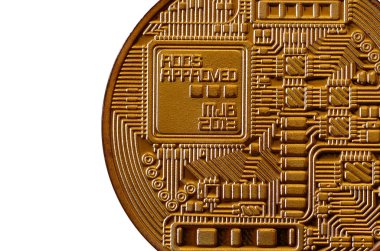 Bitcoin. Fiziksel bit sikke. Dijital para. Cryptocurrency incelemesi kavramı. Beyaz arka plan üzerinde izole bitcoin sembolleri ile altın sikke