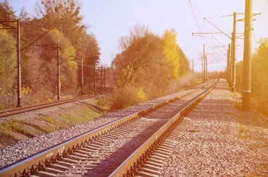 Sonbahar endüstriyel manzara. Yeşil ve sarı sonbahar ağaçları arasında mesafe içine basık demiryolu
