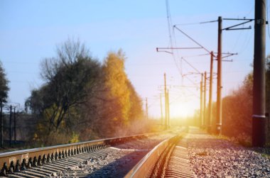 Sonbahar endüstriyel manzara. Yeşil ve sarı sonbahar ağaçları arasında mesafe içine basık demiryolu