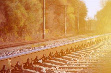 Sonbahar endüstriyel manzara. Yeşil ve sarı sonbahar ağaçları arasında mesafe içine basık demiryolu
